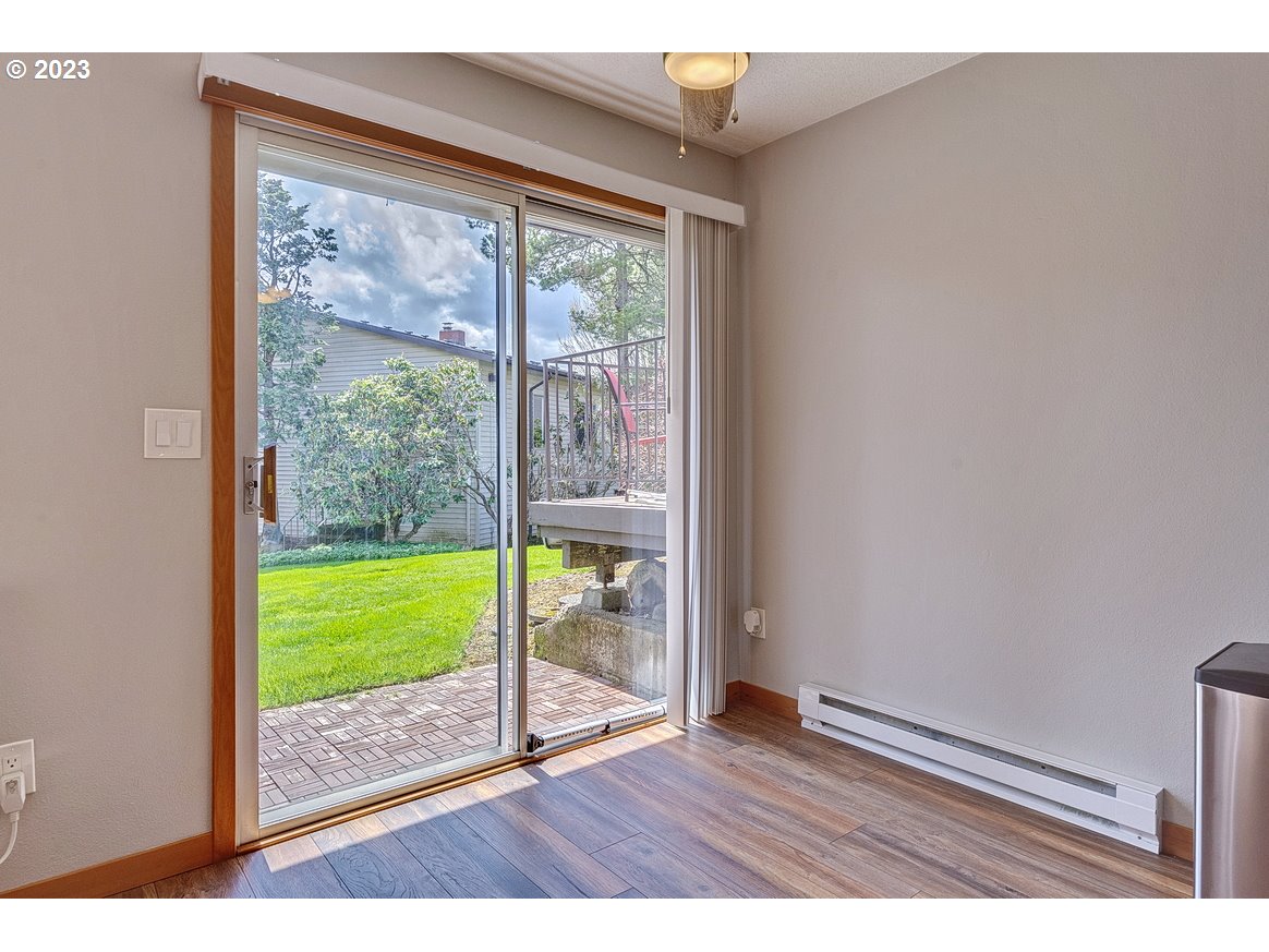 200 Southwest Florence Avenue, Unit C9 Gresham, OR 97080 - Photo 10 of 32 a view interior of the house and window