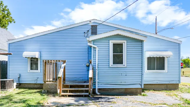 a view of a house with a backyard