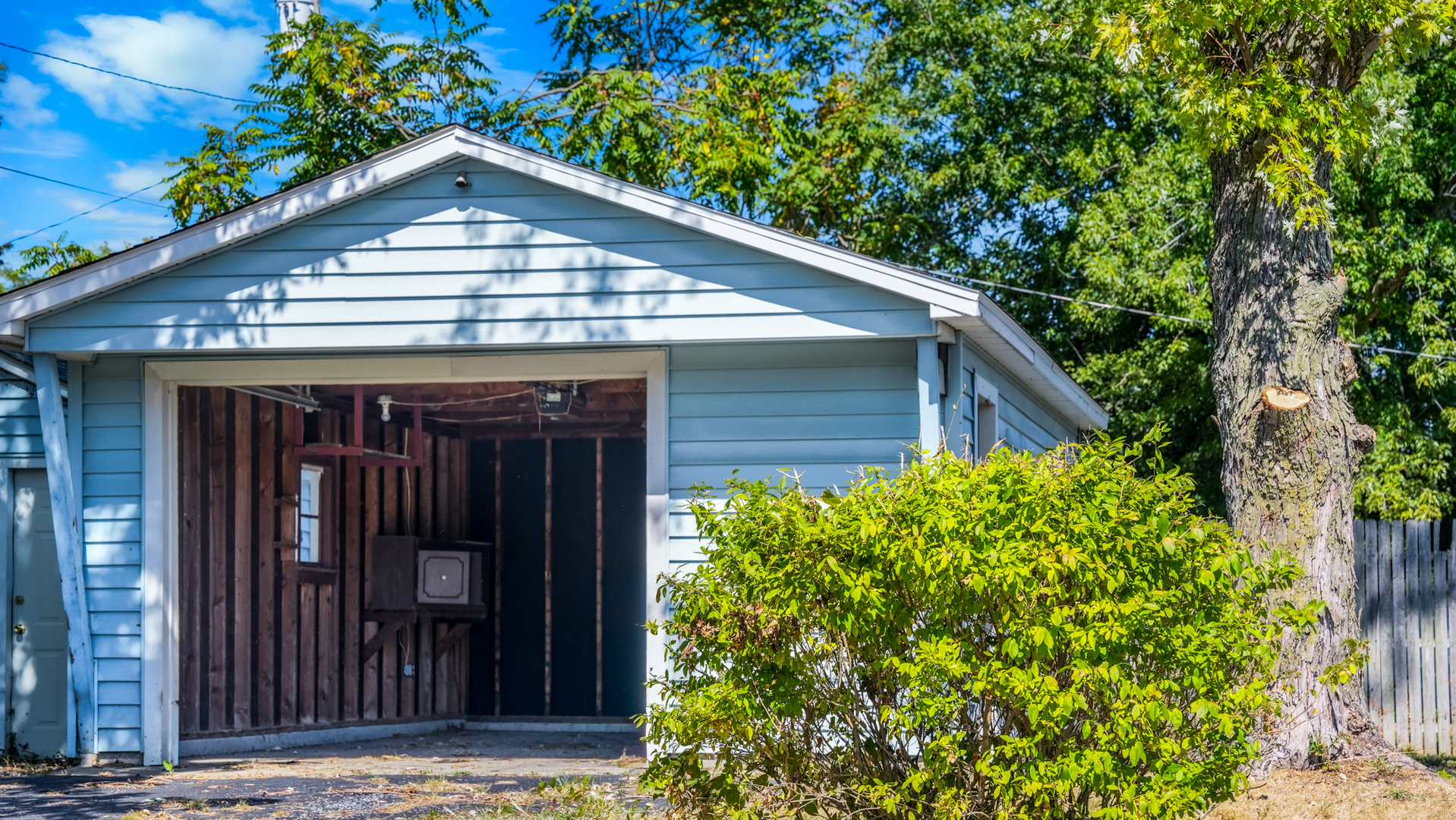 913 Forrest Street Danville, IL 61832 - Photo 29 of 29 a front view of a house with garden