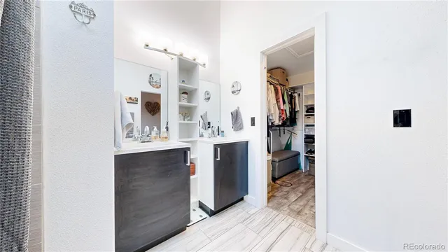 a en suite bathroom with a sink and a mirror