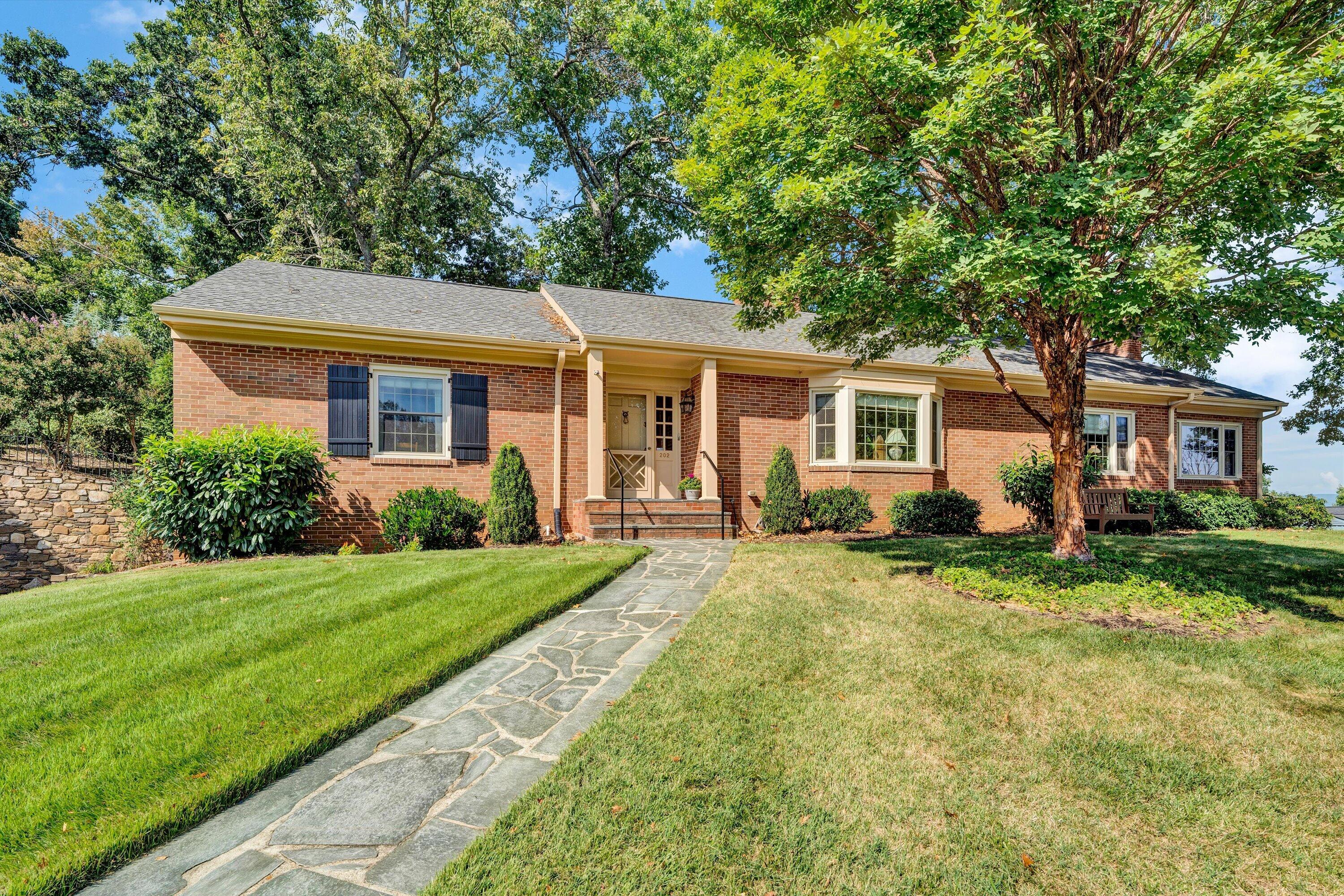 202 Parkcrest Road Southwest Roanoke, VA 24014 - Photo 2 of 48 02-DSC00004