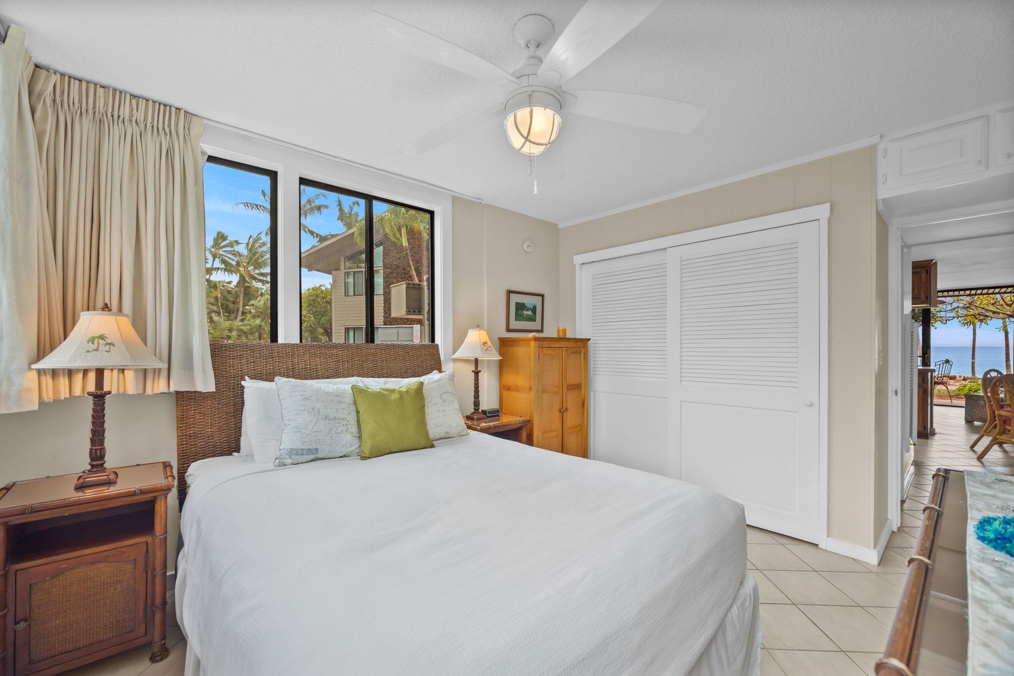 4057 Lower Honoapiilani Road, Unit 116 Lahaina, HI 96761 - Photo 14 of 38 a bedroom with a bed and a lamp