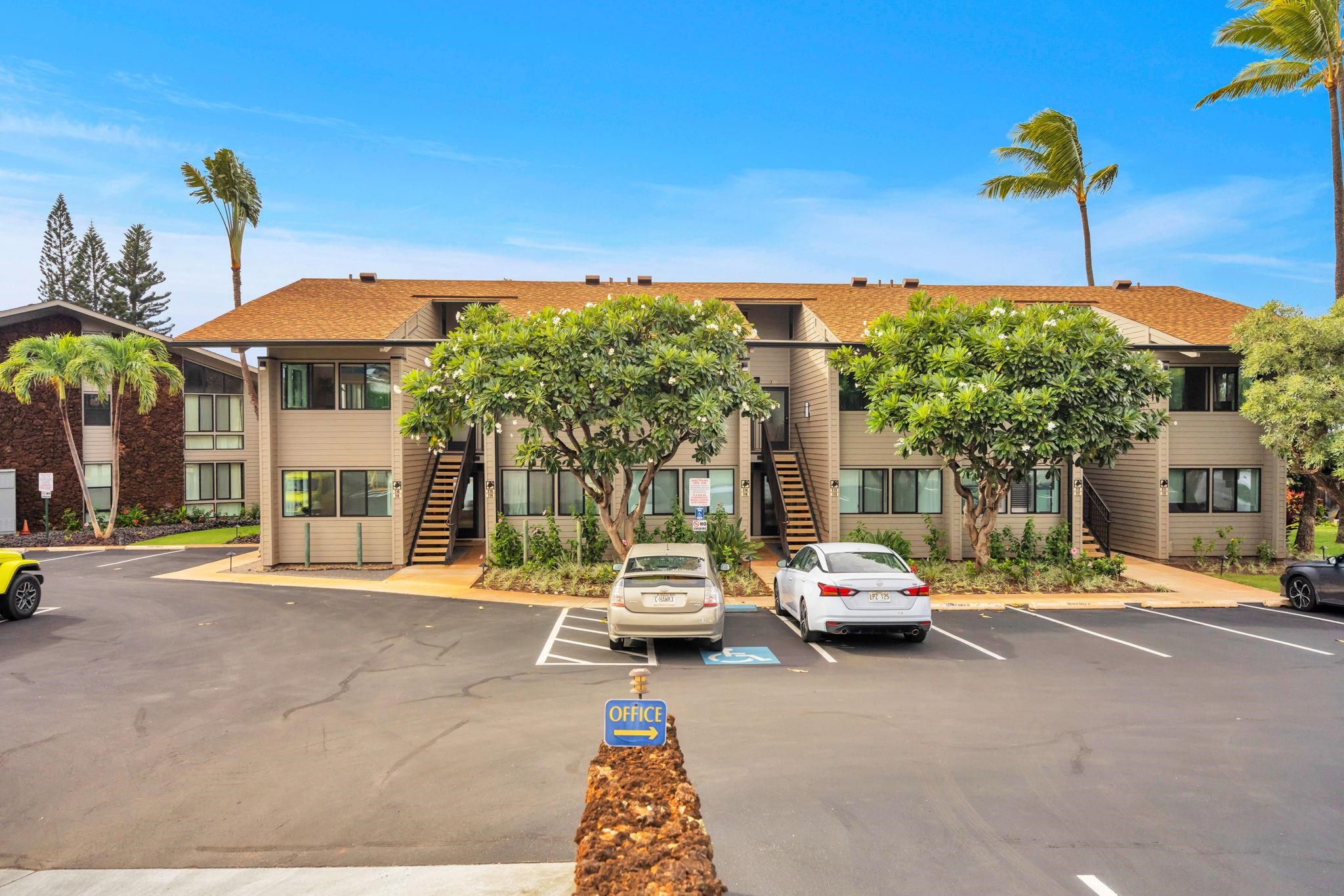 4057 Lower Honoapiilani Road, Unit 116 Lahaina, HI 96761 - Photo 36 of 38 a cars parked in front of a building