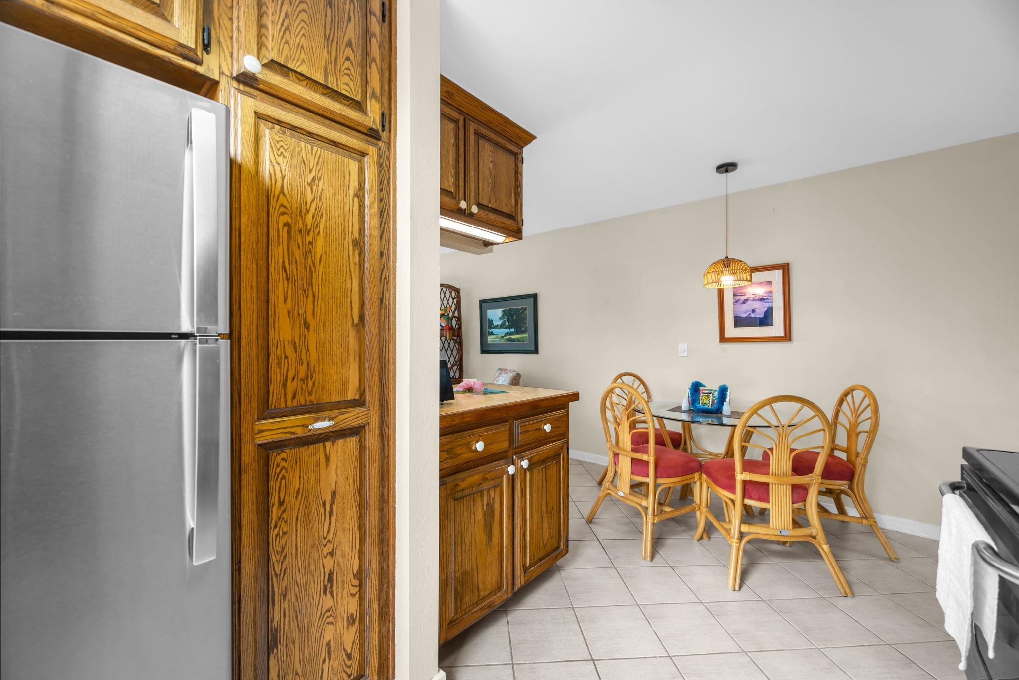 4057 Lower Honoapiilani Road, Unit 116 Lahaina, HI 96761 - Photo 4 of 38 a dining room with furniture and window