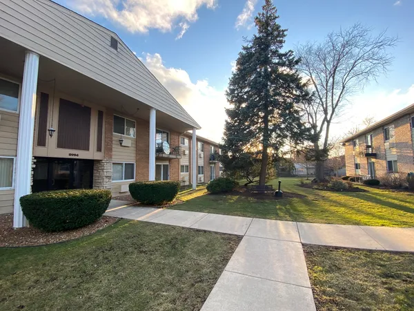 $1,700 | 8994 Kennedy Drive, Unit 1B, Des Plaines, IL 60016