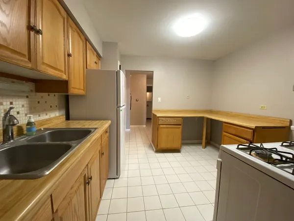 $1,700 | 8994 Kennedy Drive, Unit 1B, Des Plaines, IL 60016