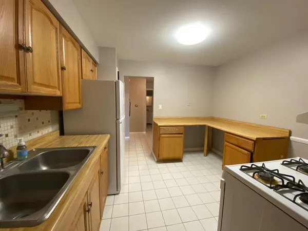 $1,700 | 8994 Kennedy Drive, Unit 1B, Des Plaines, IL 60016