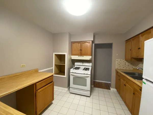 $1,700 | 8994 Kennedy Drive, Unit 1B, Des Plaines, IL 60016