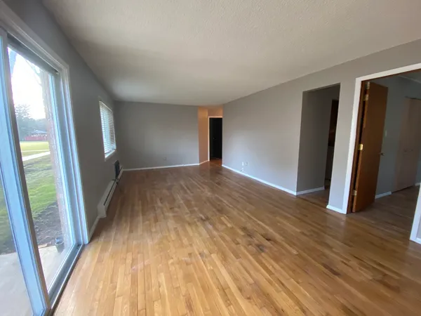 $1,700 | 8994 Kennedy Drive, Unit 1B, Des Plaines, IL 60016