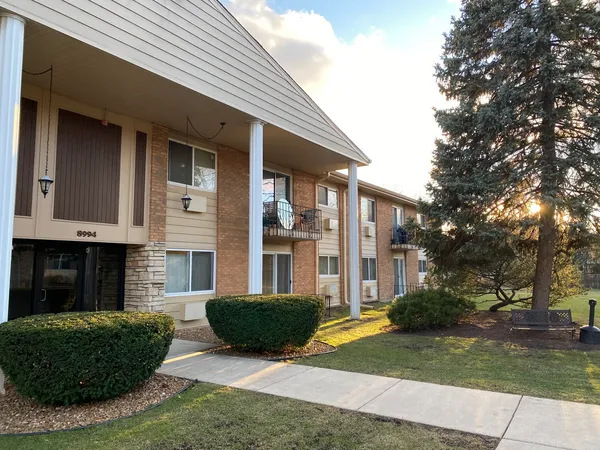$1,700 | 8994 Kennedy Drive, Unit 1B, Des Plaines, IL 60016