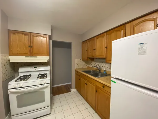 $1,700 | 8994 Kennedy Drive, Unit 1B, Des Plaines, IL 60016