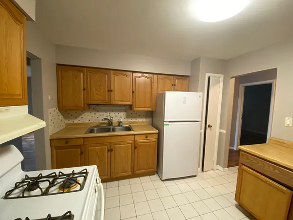 $1,700 | 8994 Kennedy Drive, Unit 1B, Des Plaines, IL 60016