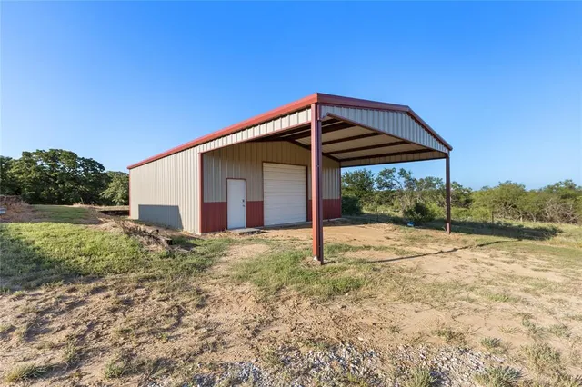 a view of a house with backyard and trees