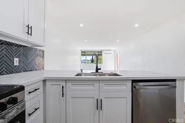 $2,495 | 17000 Burbank Boulevard, Unit 211, Encino, CA 91316