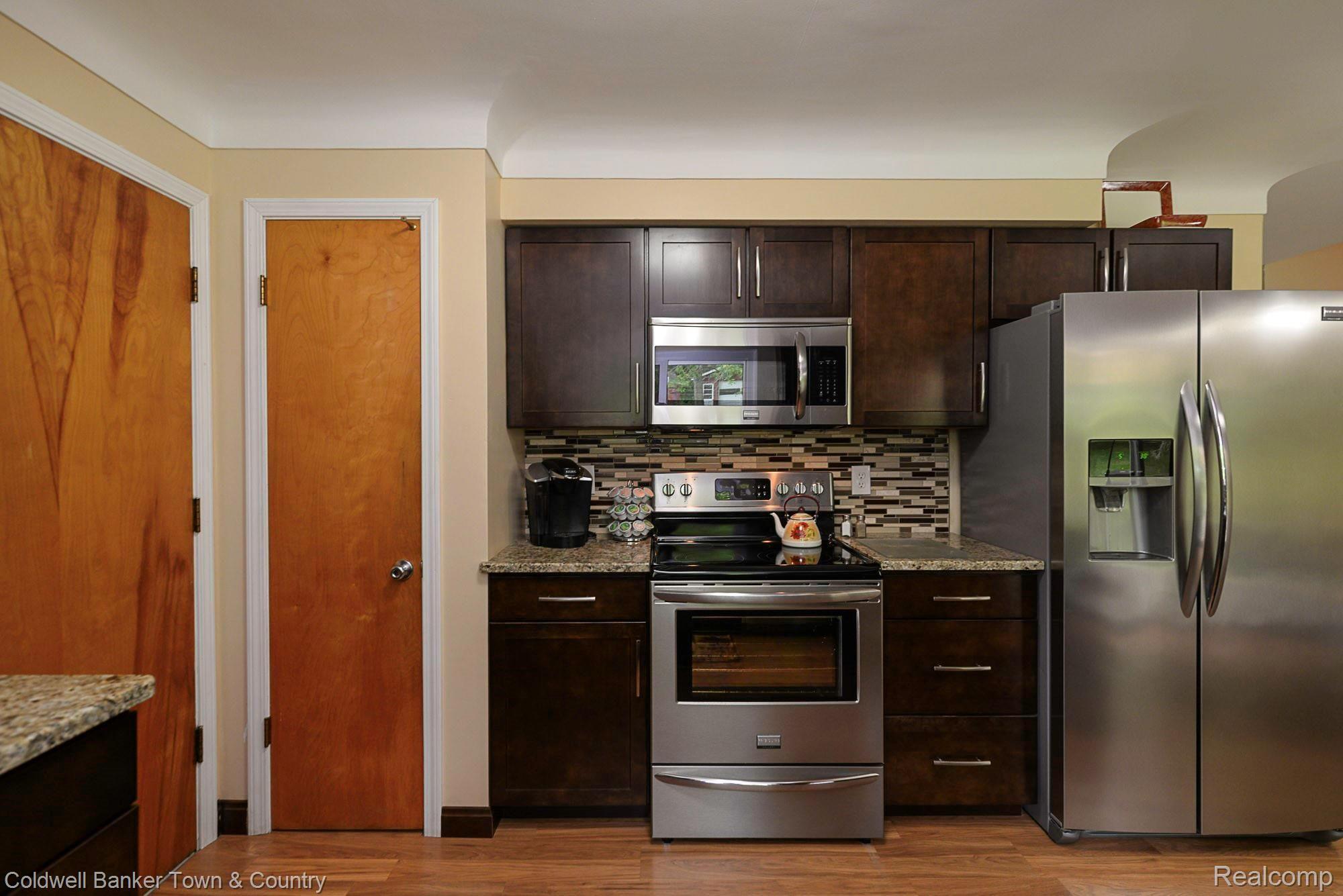 12318 White Lake Road Fenton, MI 48430 - Photo 14 of 42 DSC_4359.jpg