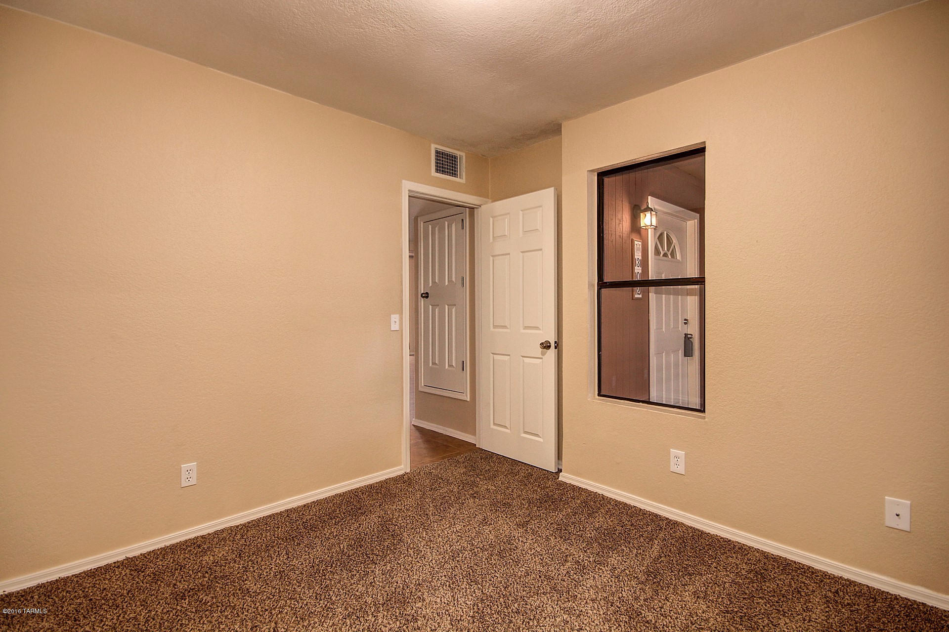 302 West King Road Tucson, AZ 85705 - Photo 20 of 26 an empty room with windows and refrigerator