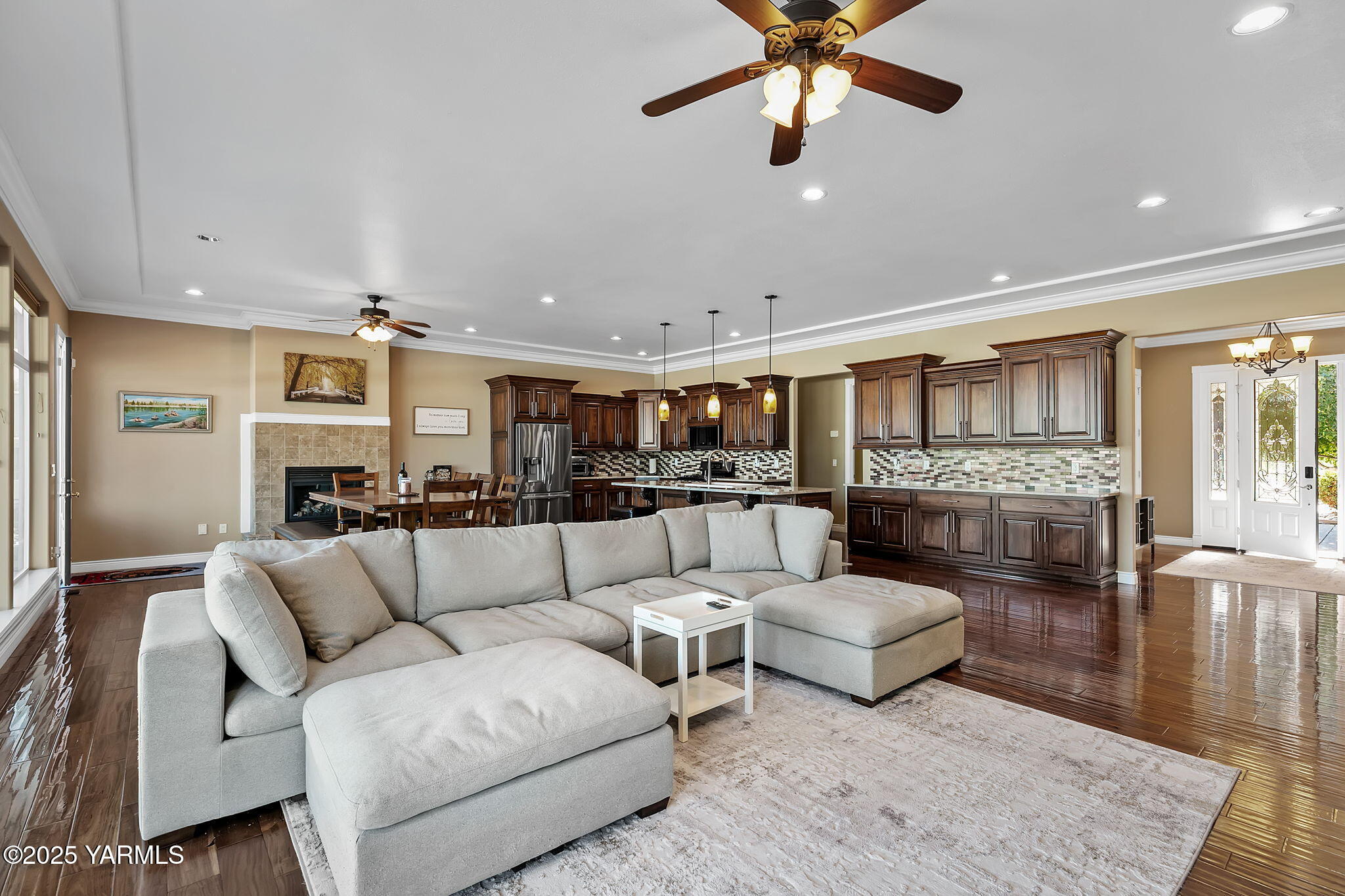 7501 Crestfields Road Yakima, WA 98903 - Photo 11 of 38 a living room with furniture and a large window