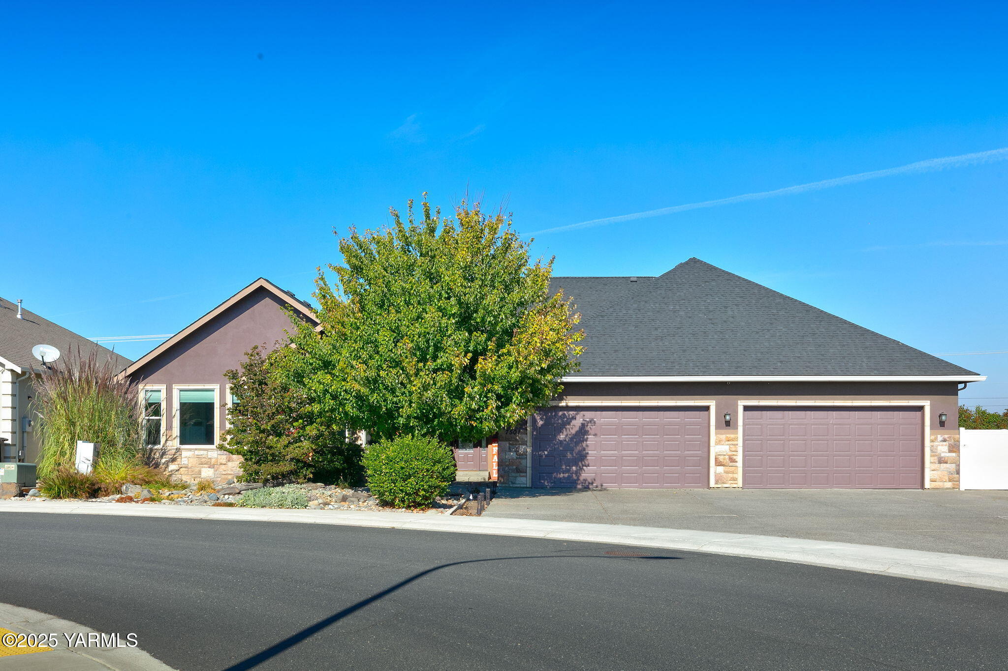 7501 Crestfields Road Yakima, WA 98903 - Photo 3 of 38 a front view of a house with a yard and garage