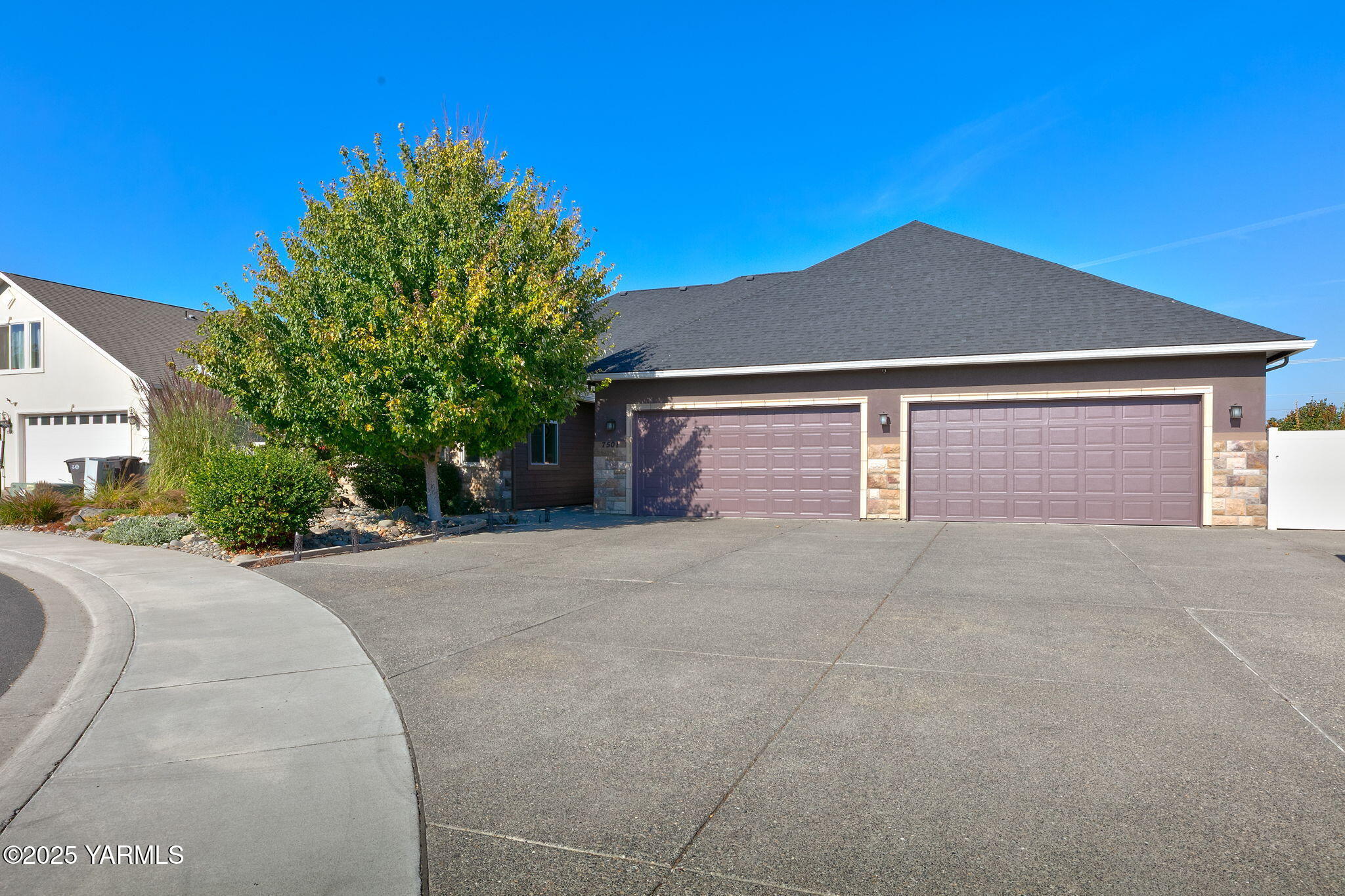 7501 Crestfields Road Yakima, WA 98903 - Photo 7 of 38 a front view of a house with a yard and garage