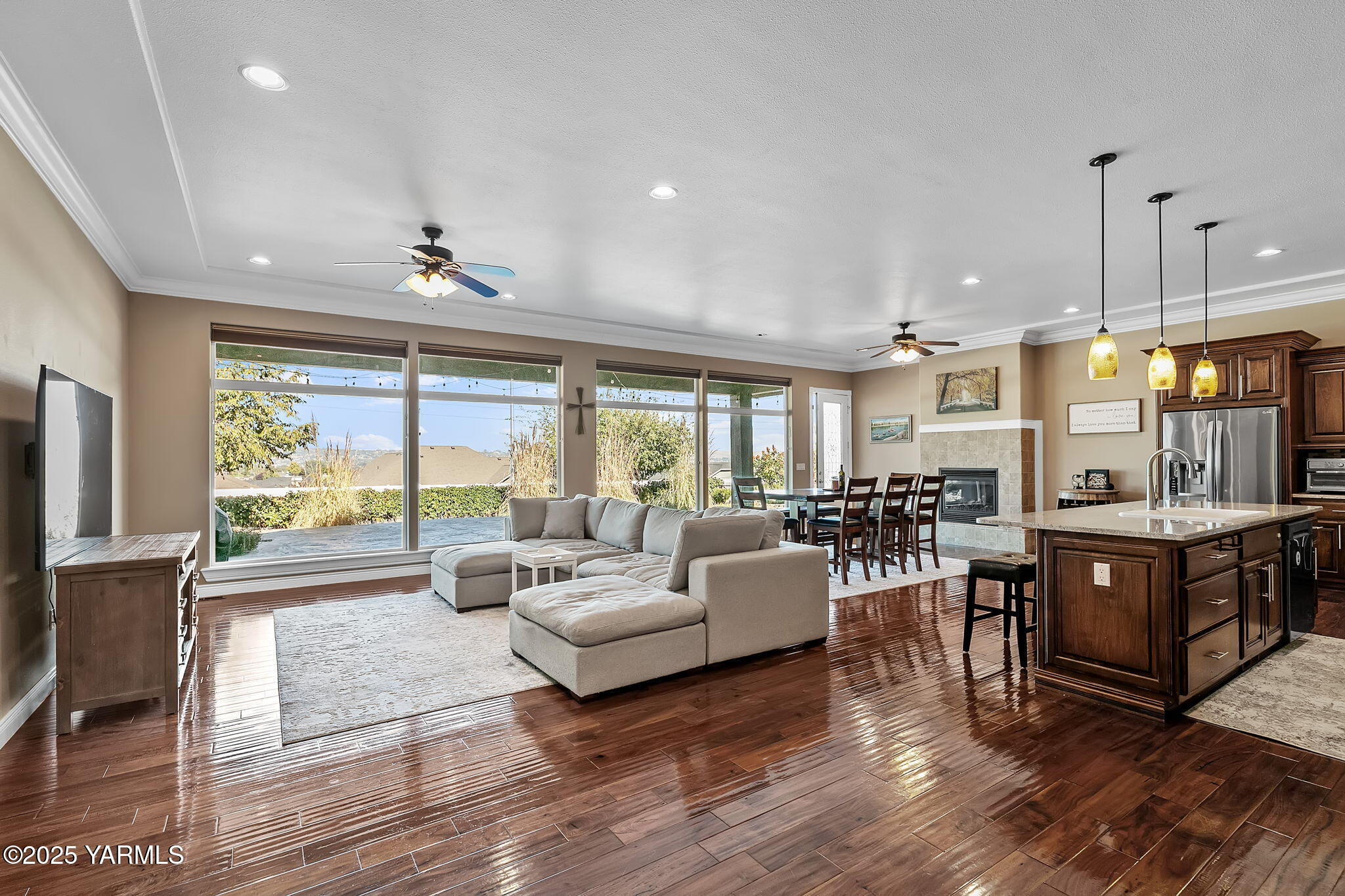 7501 Crestfields Road Yakima, WA 98903 - Photo 10 of 38 a living room with furniture and a large window