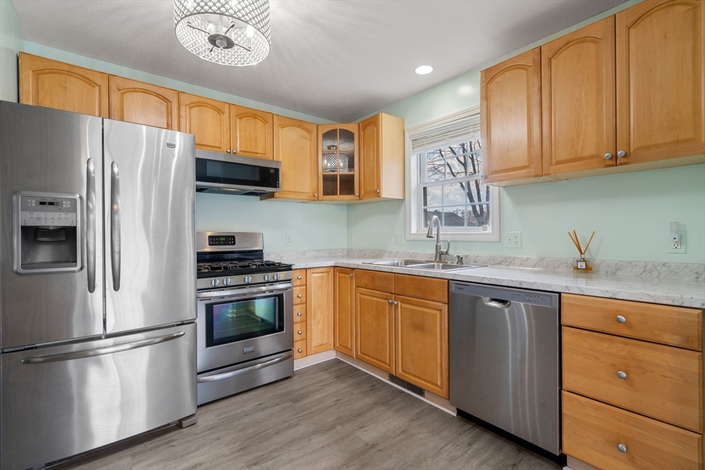 64 Wilmington Avenue Springfield, MA 01119 - Photo 4 of 39