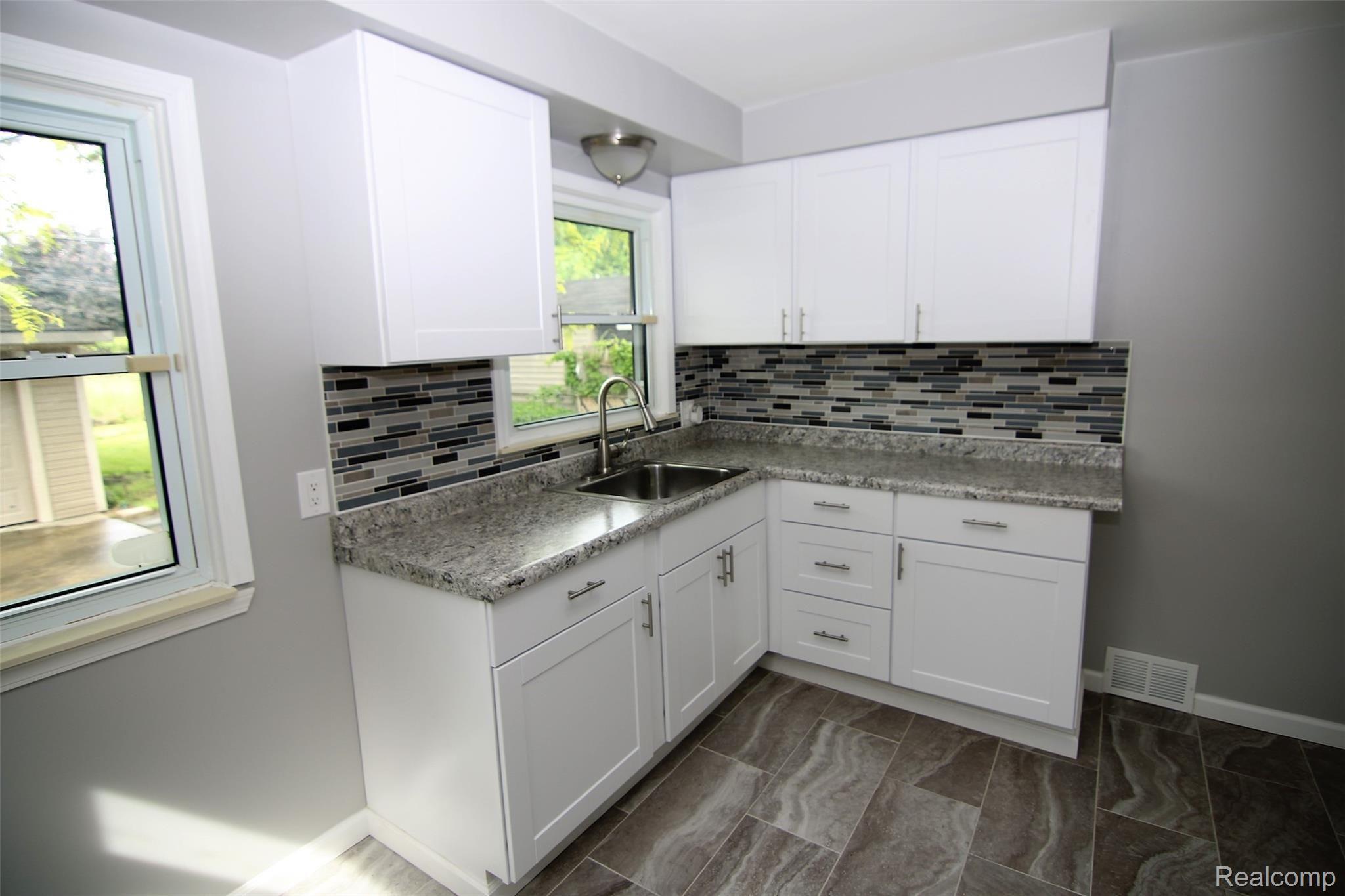 738 Sherbourne Street Inkster, MI 48141 - Photo 10 of 22 738 Sherbourne Neal El-Sayed (13).JPG