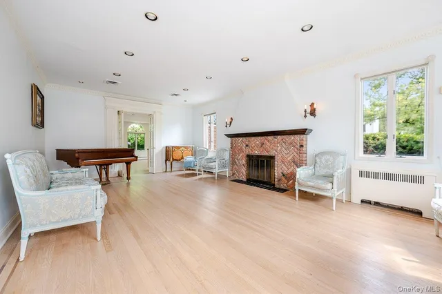 $2,200,000 | 1 Parkside Drive, Great Neck, NY 11021