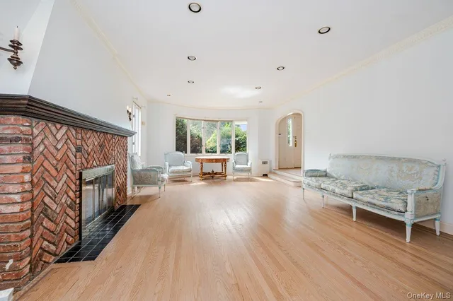 $2,200,000 | 1 Parkside Drive, Great Neck, NY 11021