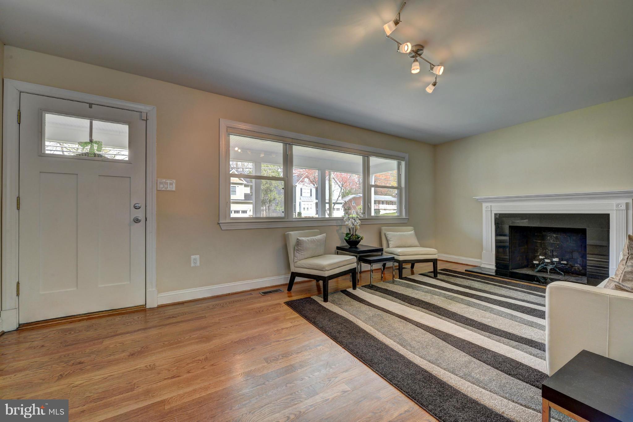 512 Kingsley Road Southwest Vienna, VA 22180 - Photo 3 of 30 Living Room