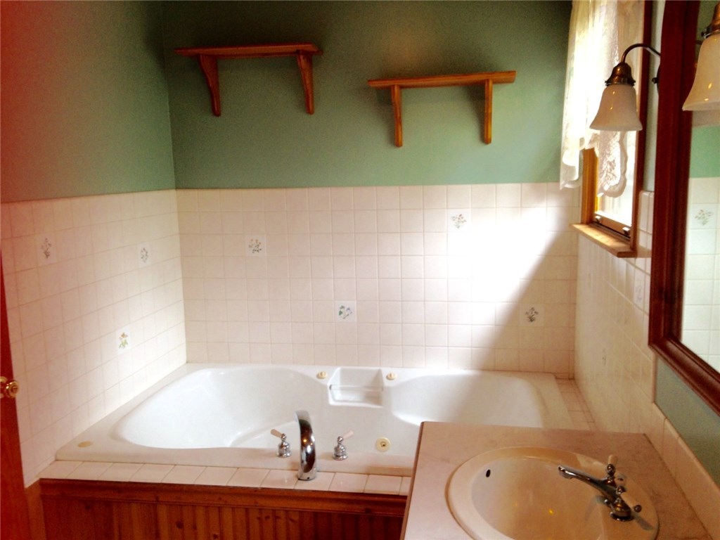 247 Nicholas Road Coventry, RI 02827 - Photo 18 of 34 JACUZZI TUB UPSTAIRS FULL BATHROOM
