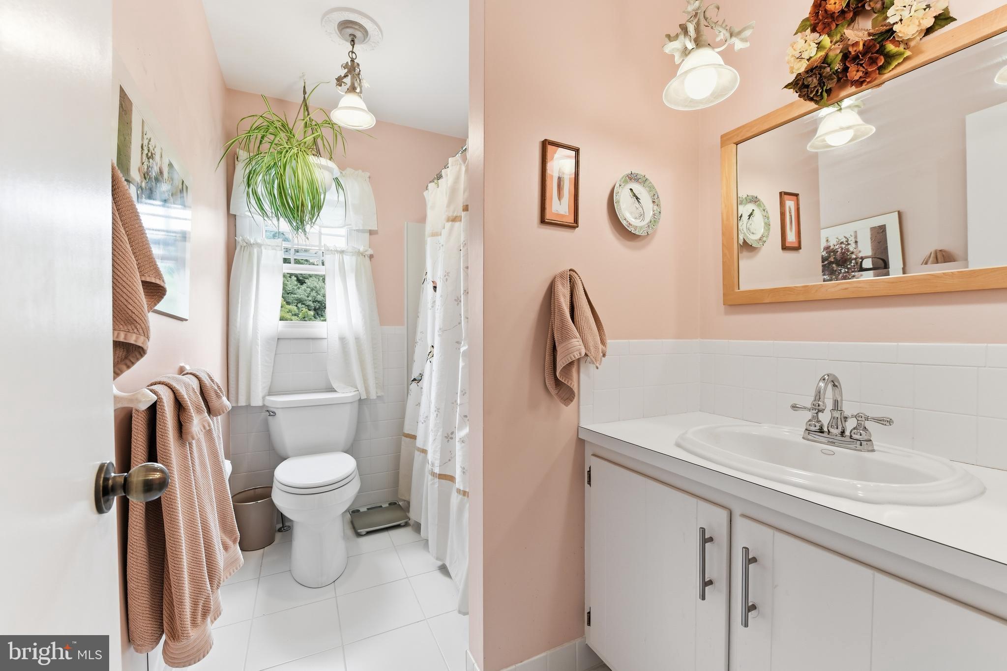 36 Par Drive Reading, PA 19607 - Photo 23 of 41 Full hall bathroom