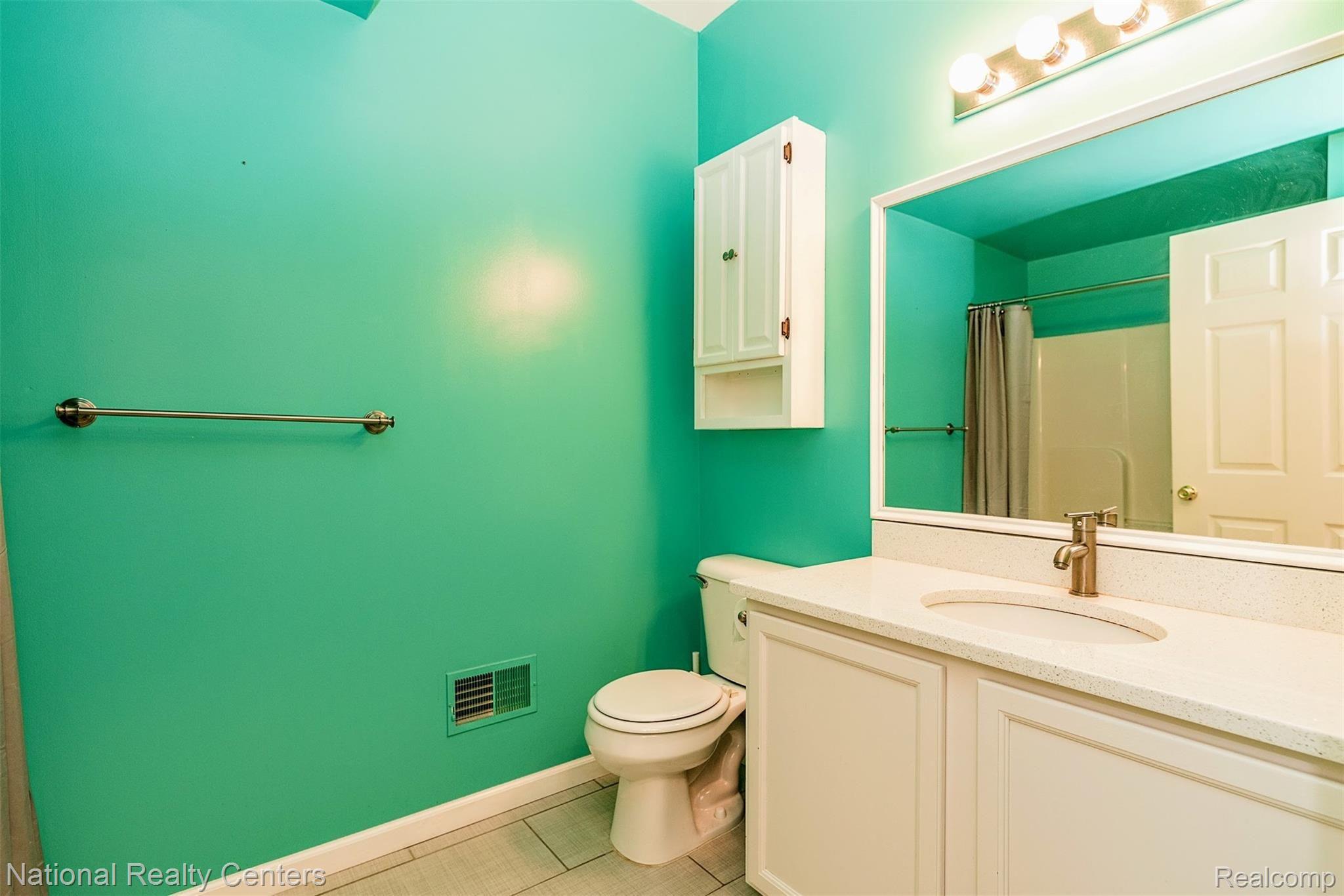 11740 Farmington Road Livonia, MI 48150 - Photo 26 of 31 Guest bath with ceramic tile flooring and quartz counter top.