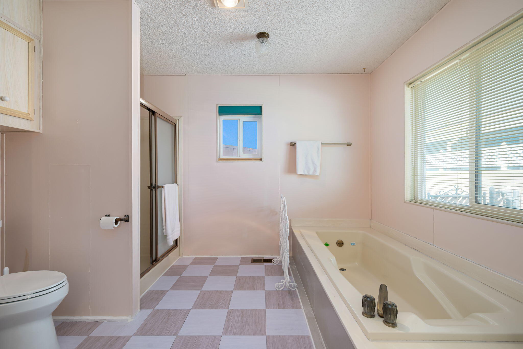 33204 Laredo Circle Thousand Palms, CA 92276 - Photo 45 of 62 a bathroom with a bathtub and a toilet