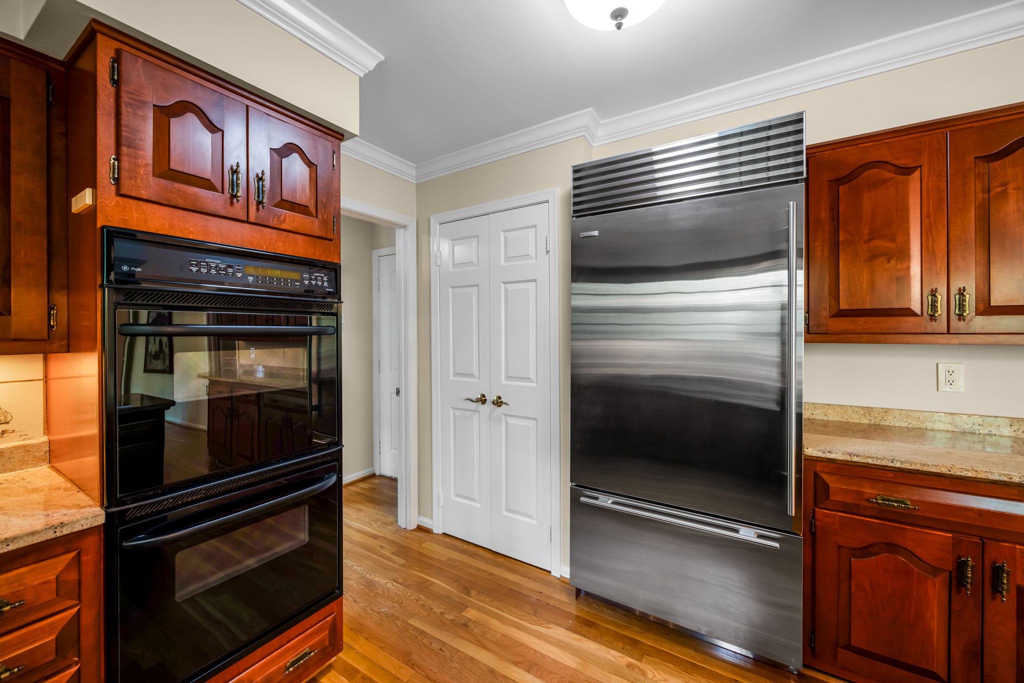 718 Ridge Drive McLean, VA 22101 - Photo 28 of 61 High end Kitchen Appliances