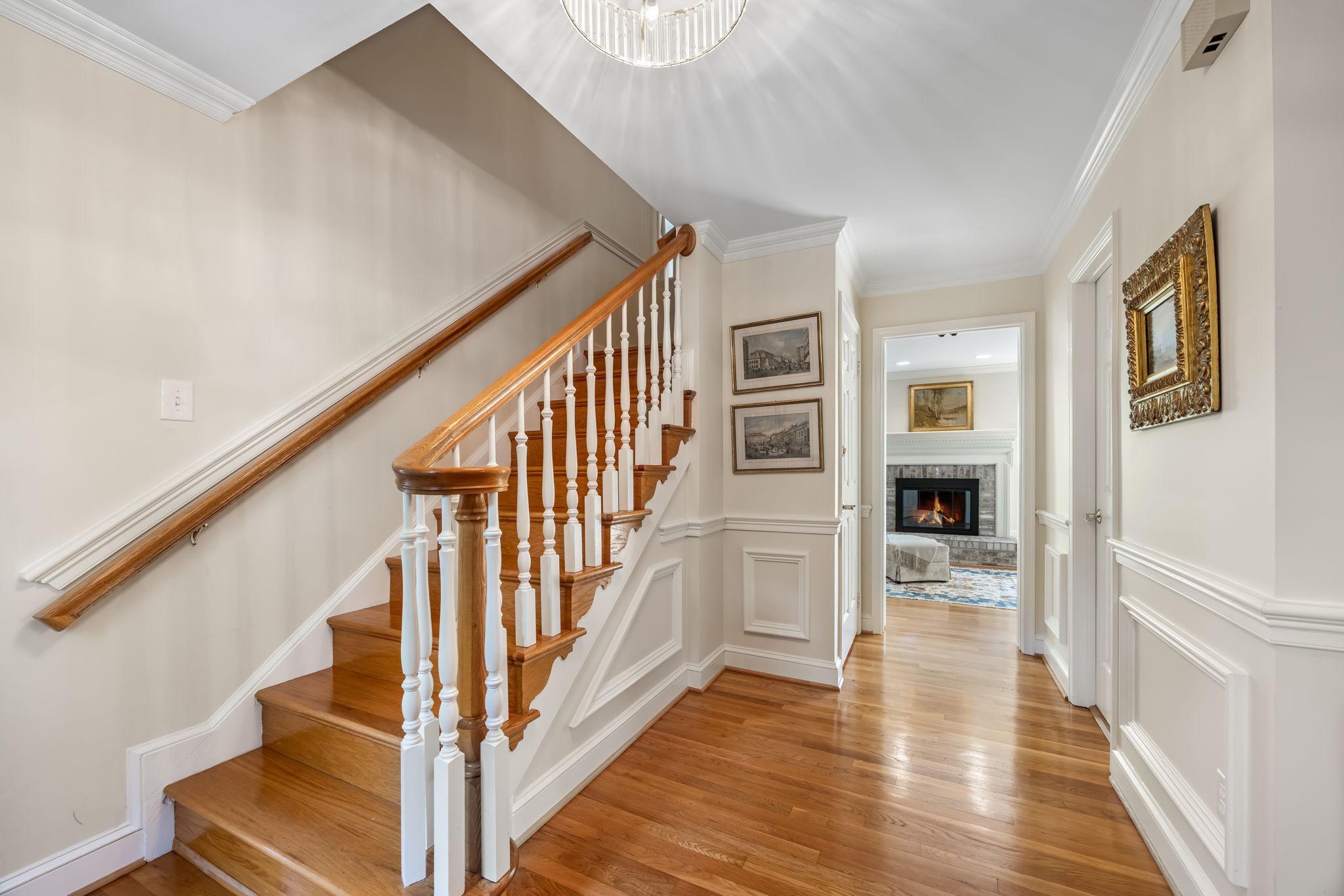 718 Ridge Drive McLean, VA 22101 - Photo 10 of 61 Classic staircase