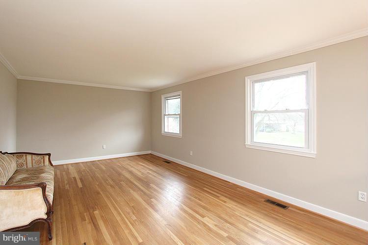 18905 Bloomfield Road Olney, MD 20832 - Photo 4 of 26 Living Room