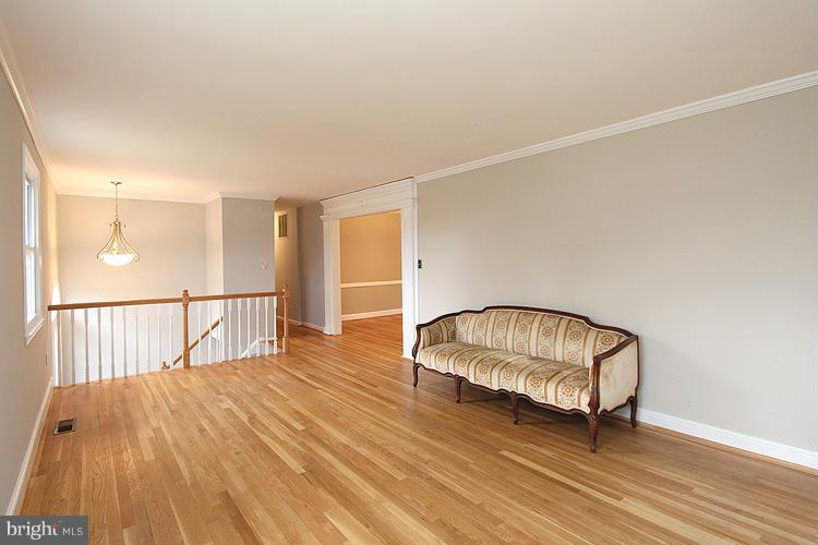18905 Bloomfield Road Olney, MD 20832 - Photo 5 of 26 Living Room