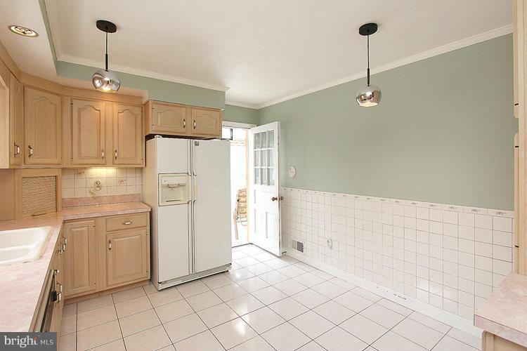 18905 Bloomfield Road Olney, MD 20832 - Photo 9 of 26 Kitchen