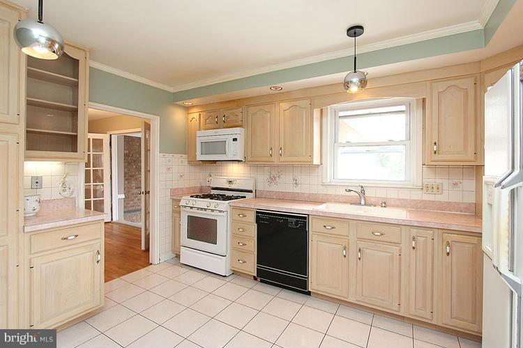 18905 Bloomfield Road Olney, MD 20832 - Photo 10 of 26 Kitchen