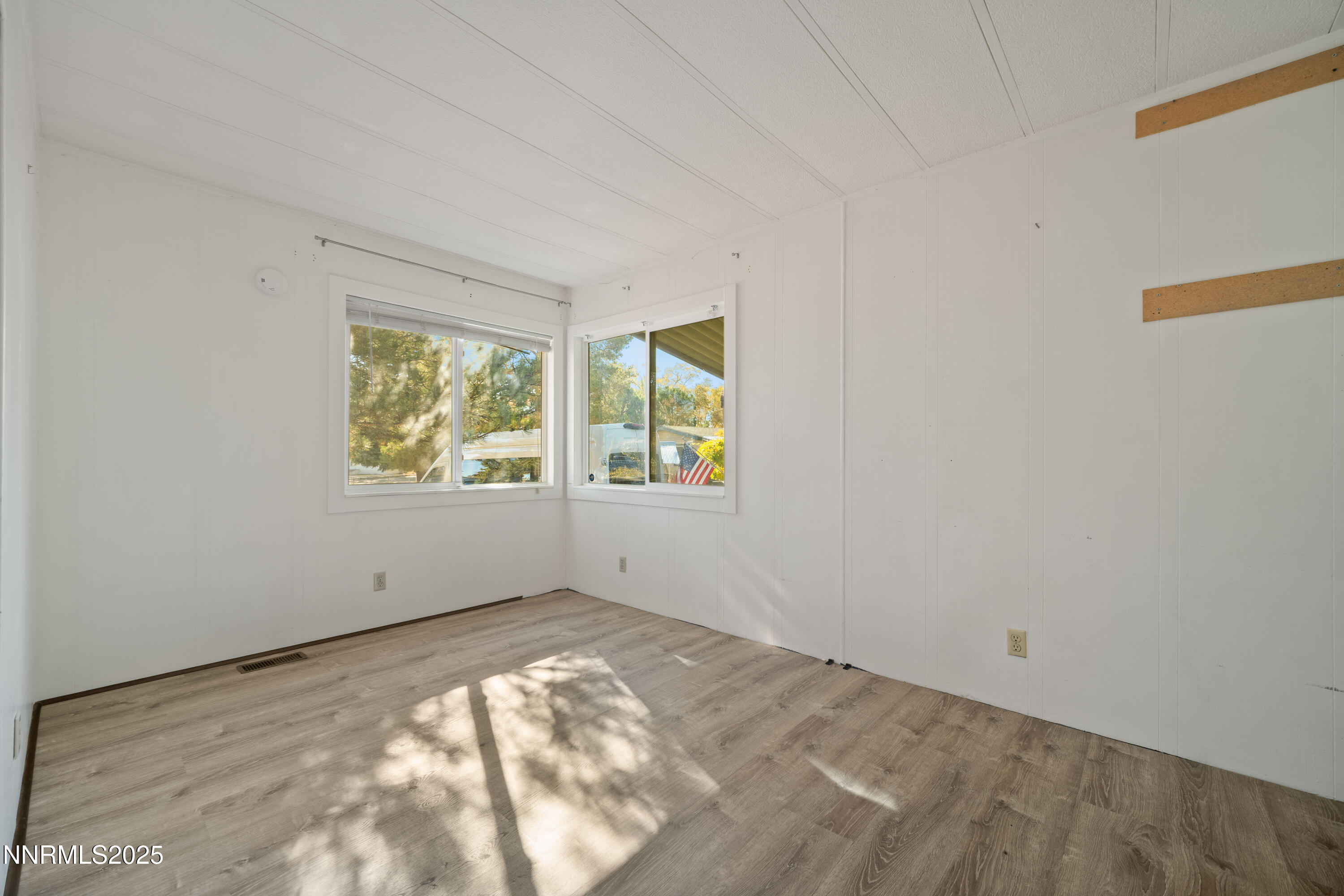 2524 Sneddon Way Carson City, NV 89706 - Photo 20 of 34 an empty room with a window