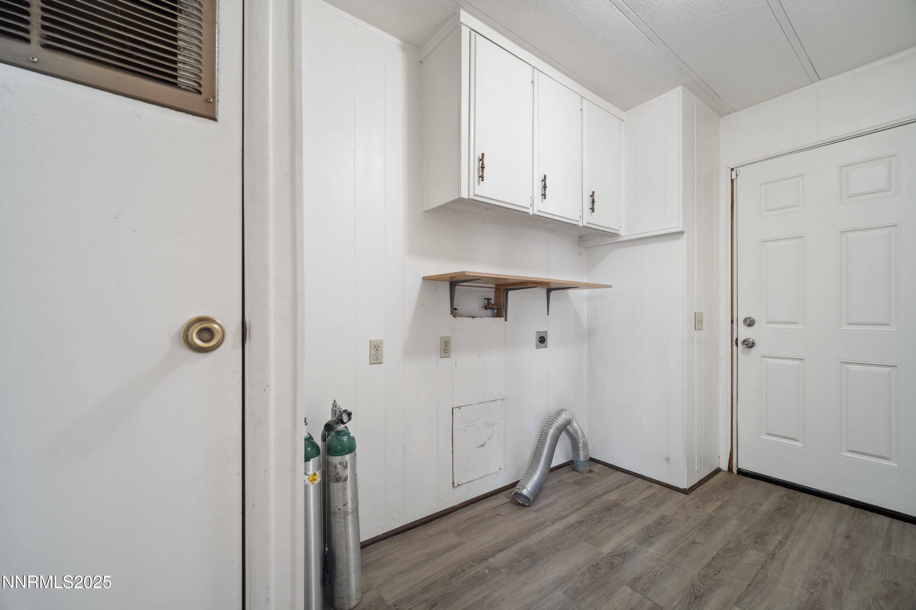2524 Sneddon Way Carson City, NV 89706 - Photo 23 of 34 a view of small space with wooden floor