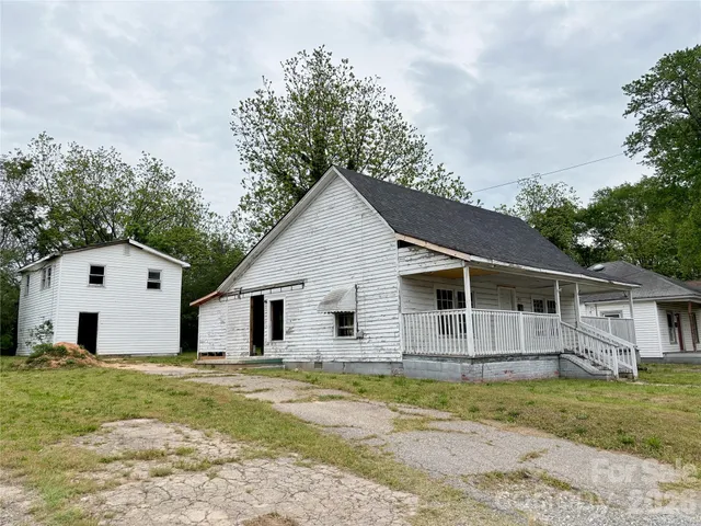 a view of a house with a backyard