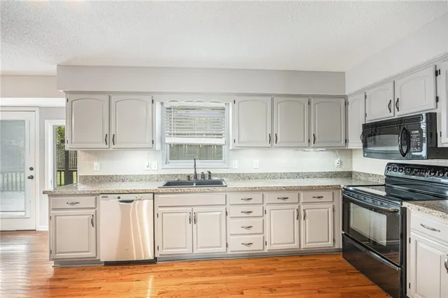 $442,000 | 15856 Glenwood, Overland Park, KS 66223