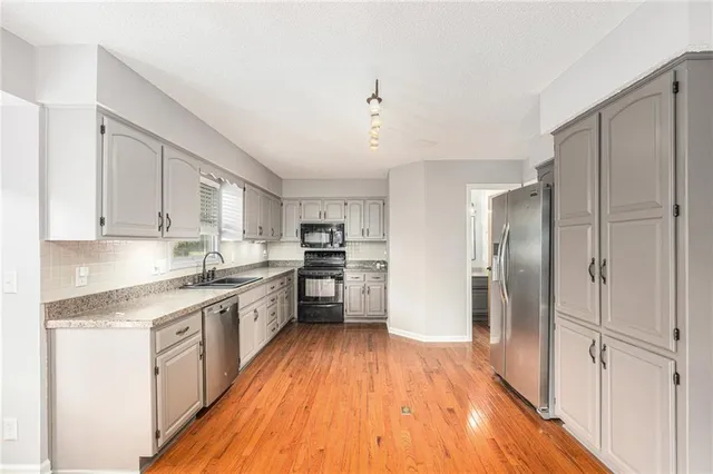 $442,000 | 15856 Glenwood, Overland Park, KS 66223