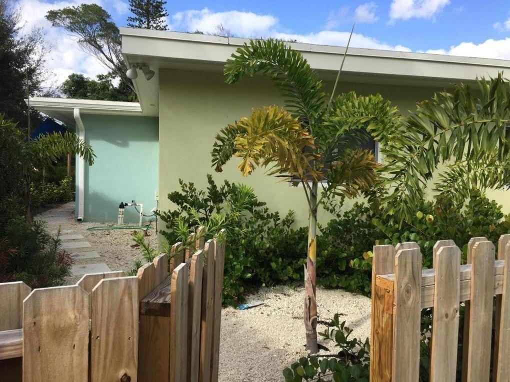 463 Newcastle Street Boca Raton, FL 33487 - Photo 3 of 12 side
