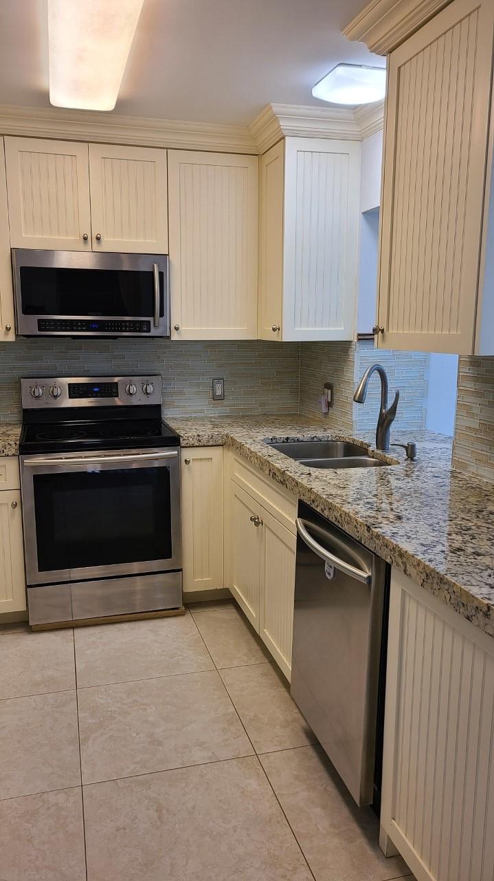 463 Newcastle Street Boca Raton, FL 33487 - Photo 5 of 12 newc3 kitchen
