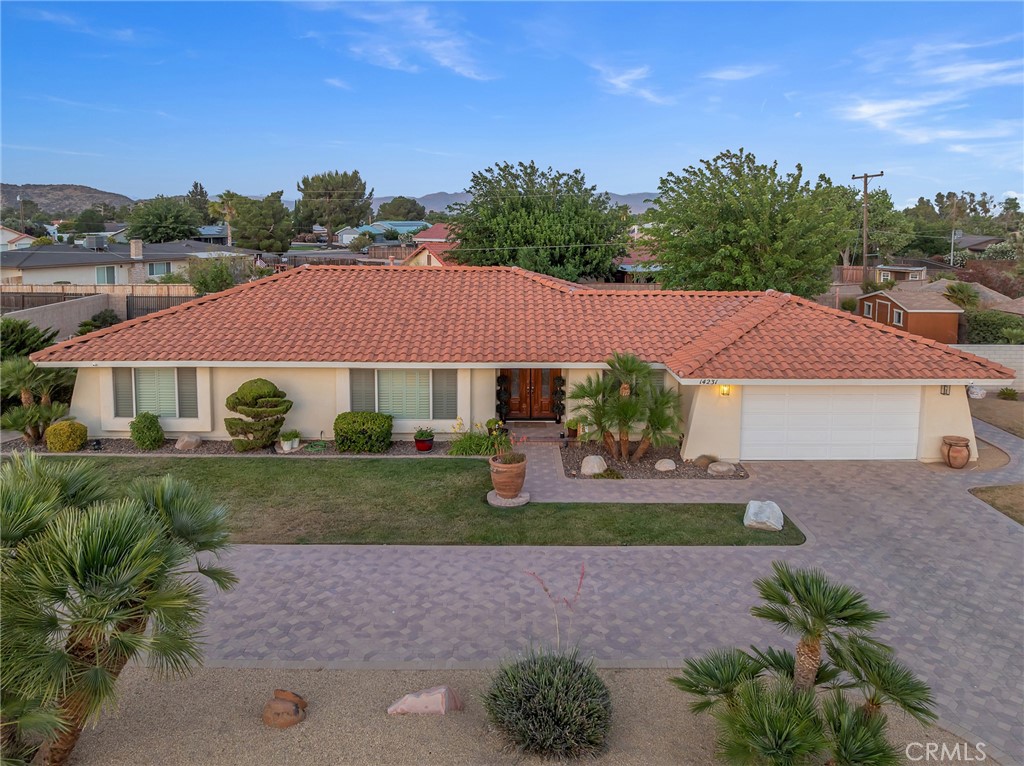 14231 Tawya Road Apple Valley, CA 92307 - Photo 7 of 36