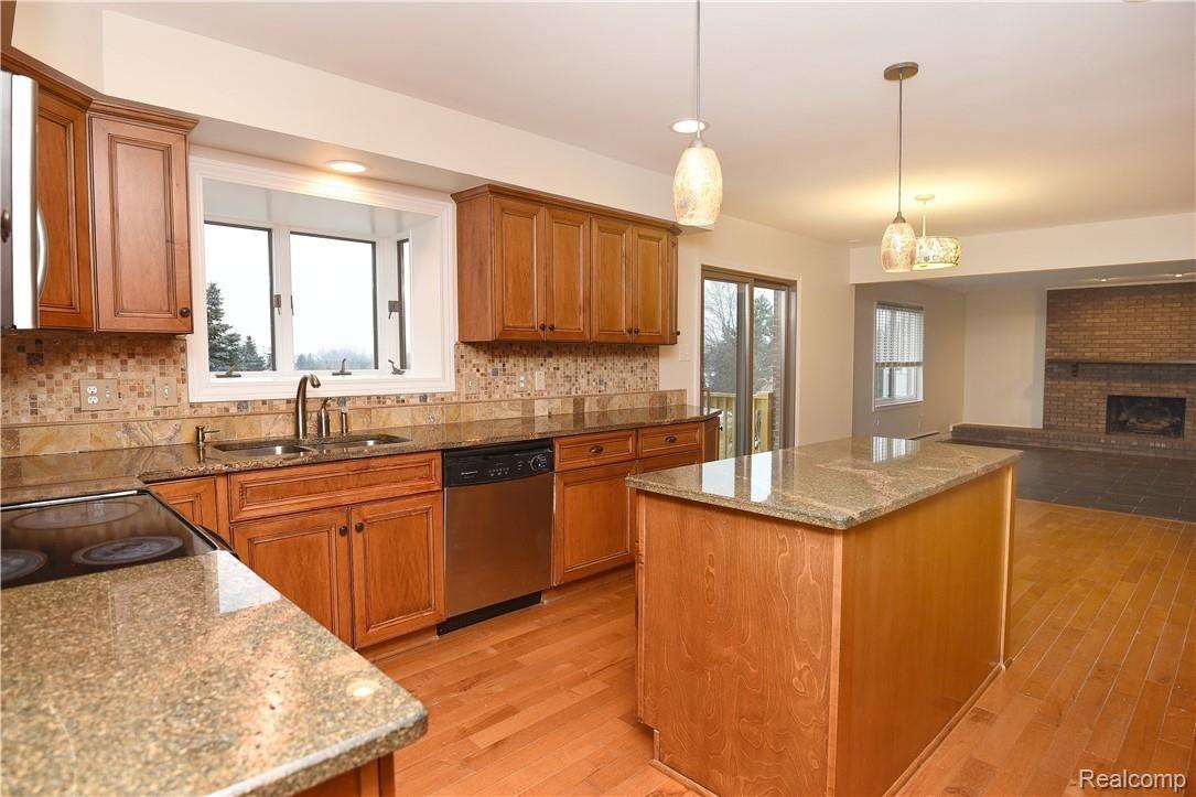 271 Stonetree Circle Rochester, MI 48309 - Photo 10 of 38 271 Stonetree Circle_10.JPG
