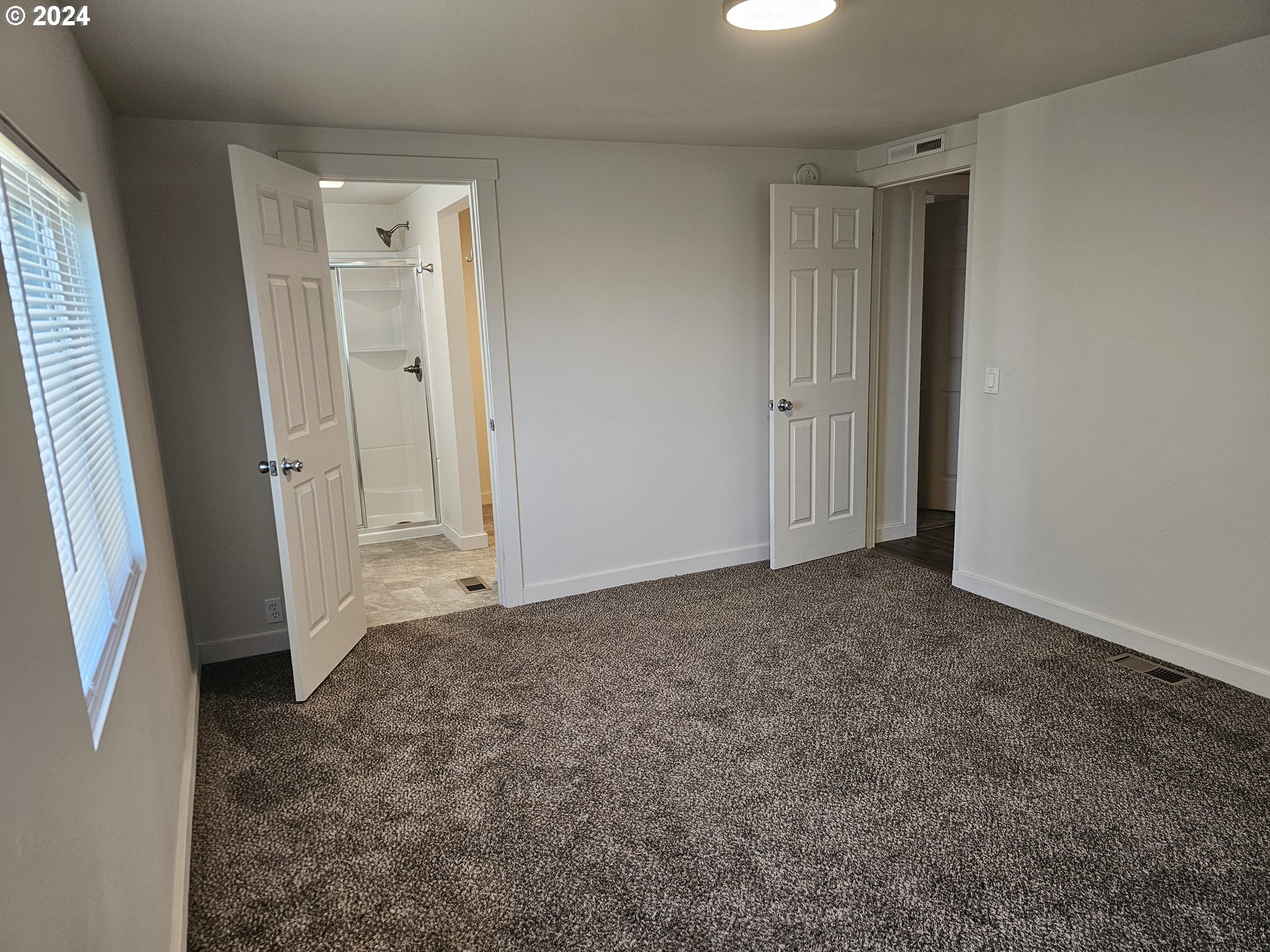 806 Southwest 10th Street Pendleton, OR 97801 - Photo 33 of 36 an empty room with windows