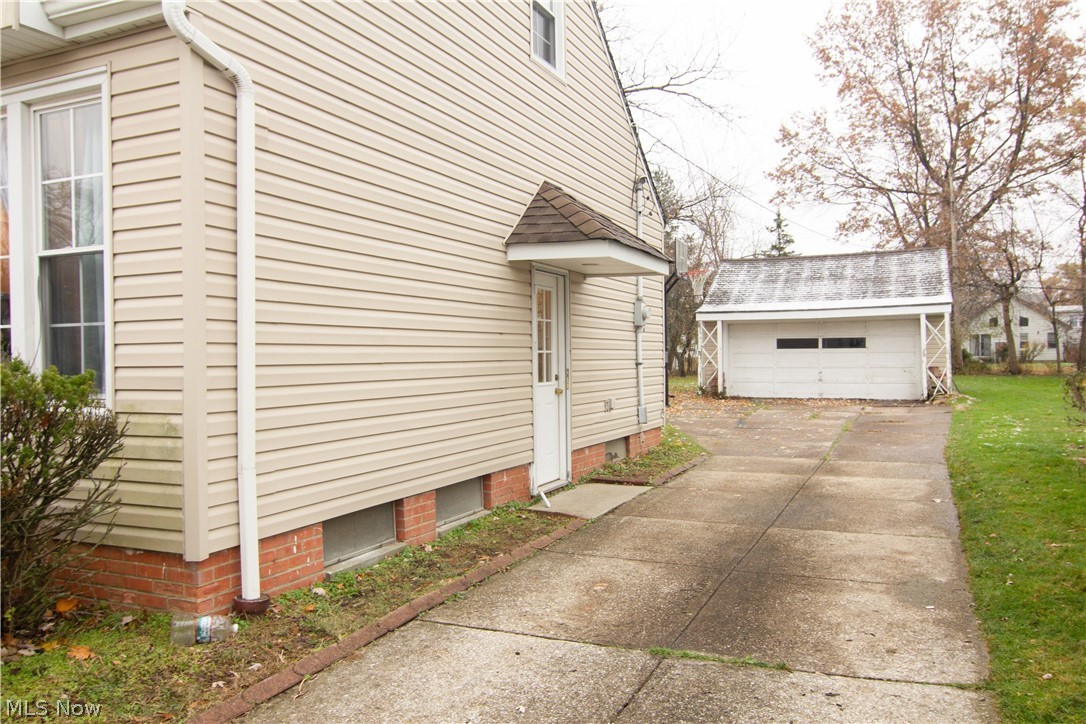 5380 Huron Road Cleveland, OH 44124 - Photo 17 of 20 side of home.
